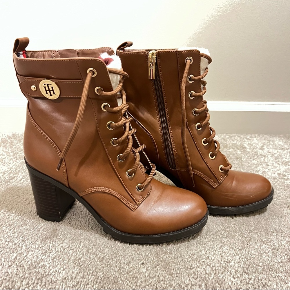 TOMMY HILFIGER Essie lace up block heel boots